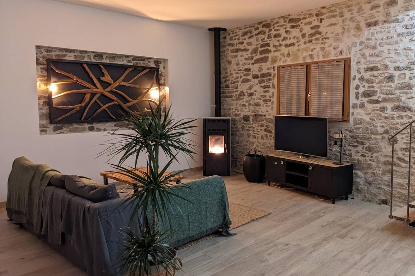 2 Bed House Sleeps 4 - Pets Ok - Pool - Fireplace in Saint-Clément, Région de Nîmes