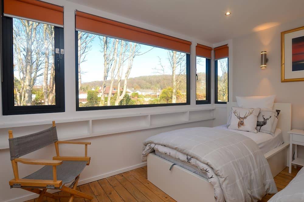 Cliff Top - Bubbling Springs - spectacular sea views. Sleeps 4 guests in Inverclyde