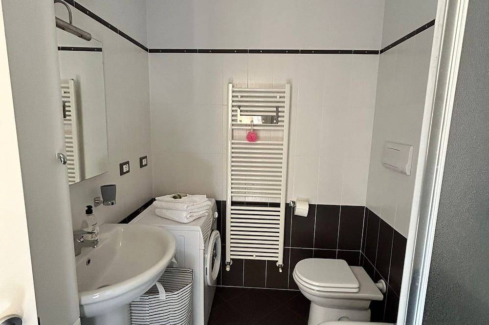 Ganze Wohnung, Apartment with a breathtaking view in a complex with an outdoor pool in Monte Isola, Iseosee