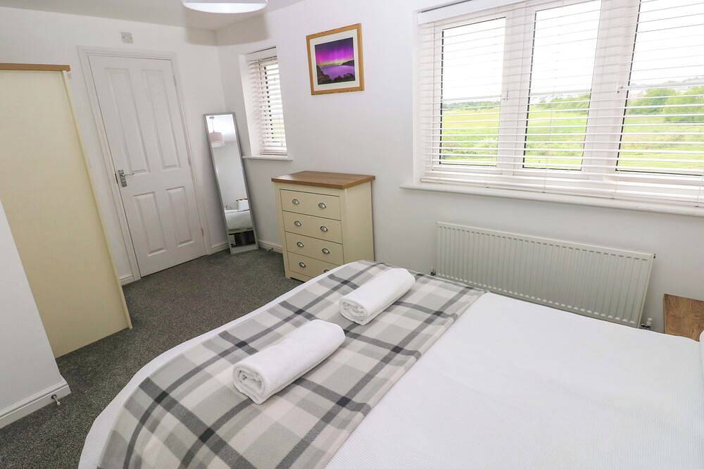 69 Ffordd Y Meillion, pet friendly, with a garden in Llanelli in Llanelli, Carmarthenshire