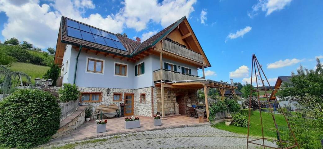 Ferienwohnung für 5 Personen, mit Balkon und Terrasse sowie Garten und Pool in Feldbach