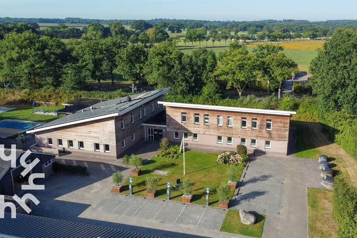 Ferienhaus für 38 Personen, mit Terrasse und Garten sowie Pool und Sauna in Drenthe