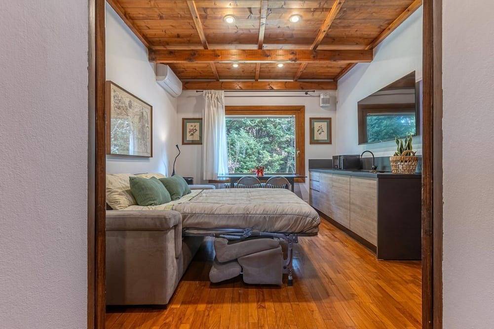 Geheel appartement, Stunning ground floor apartment in a modern villa, perfect for up to 5 people.Immersed in a charming garden with pine forest and swimming pool, the accommodation is located in a quiet residential area equipped with all services, a short distance from the in Ferrara, Provincie Ferrera