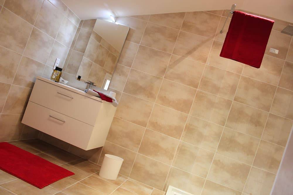Away from the hustle and bustle, set down your suitcases in this Mas de Charme tourism property. in Piolenc, Vaucluse