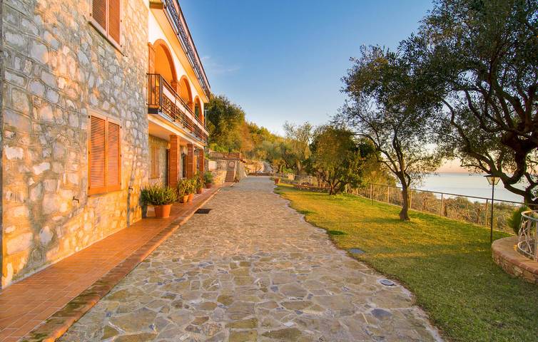 Appartamento intero, Appartamento Vista Mare con Wifi, AC, Parcheggio, Giardino e Cucina in Ascea, Cilento Coast