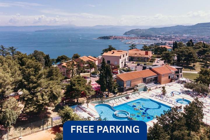 Hôtel pour 2 personnes, avec piscine ainsi que sauna et balcon
