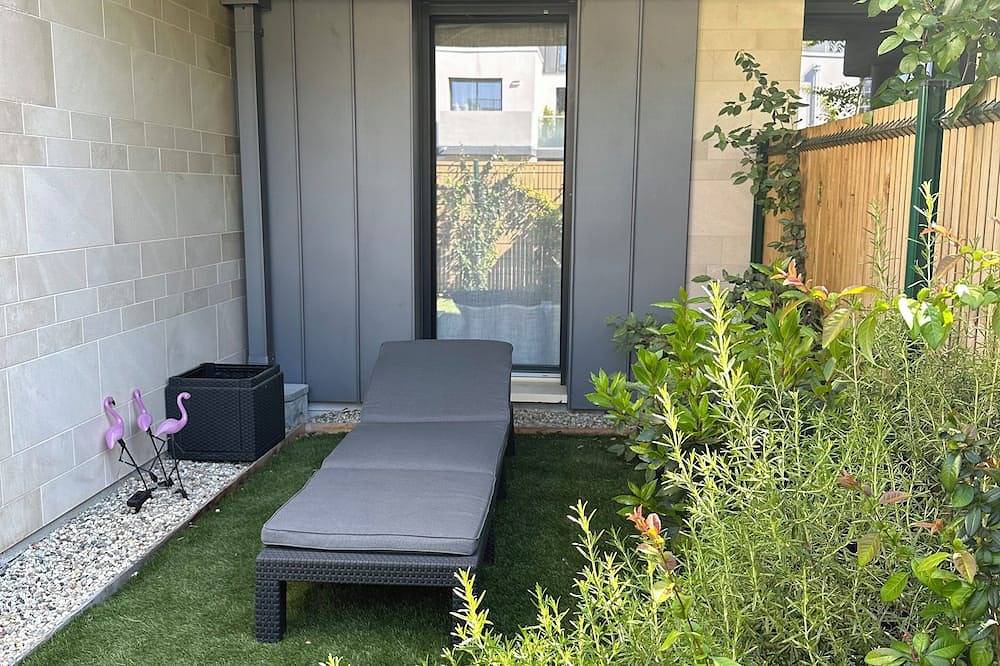 Entire apartment, Tramway Mairie du Bouscat, Dans Residence Neuve, T3 Avec Jardin et Parking in Le Bouscat, Bordeaux region