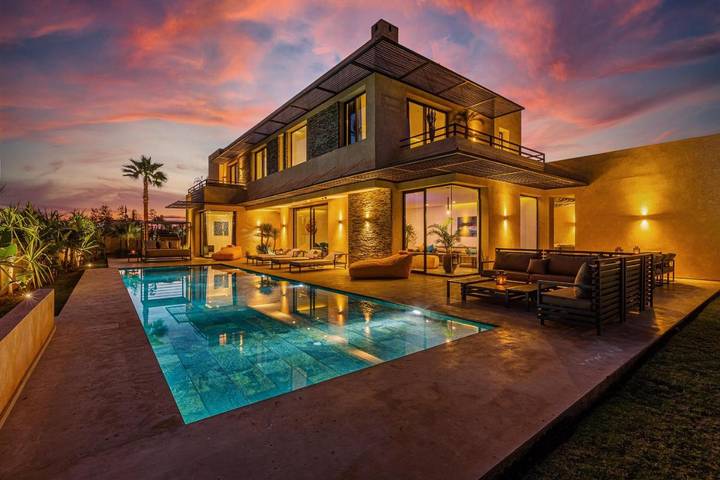 Villa pour 8 personnes, avec jacuzzi et piscine ainsi que balcon et jardin dans Afrique