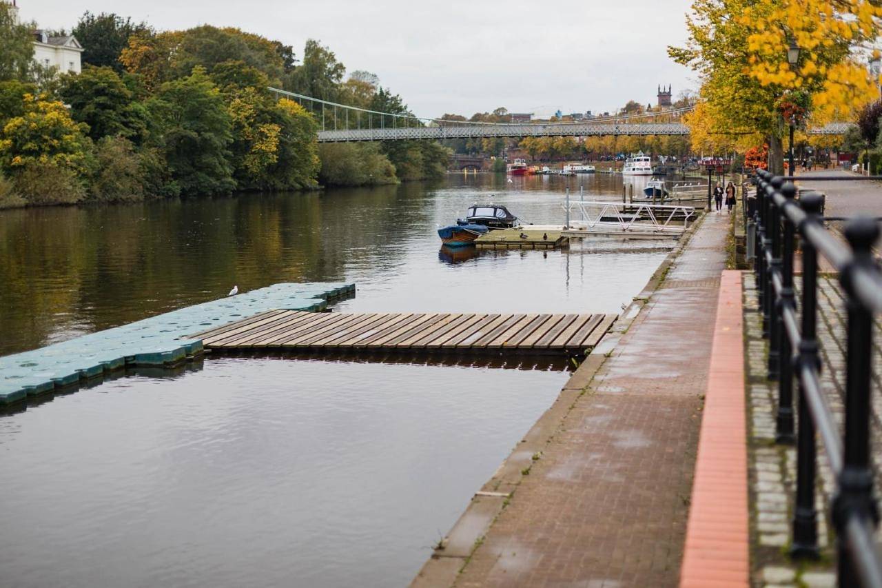 Entire holiday apartment, Double Room with Private External Bathroom in Chester, Cheshire West and Chester
