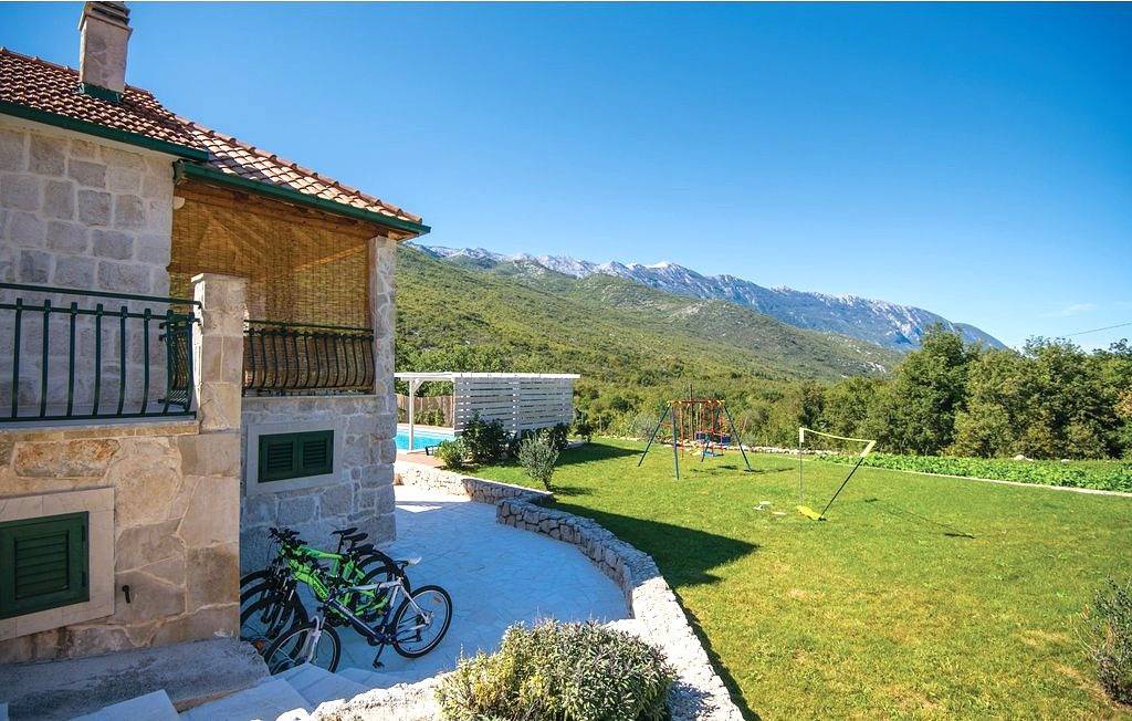Villa Monteneze by Villas Guide in Zagvozd, Makarska Riviera