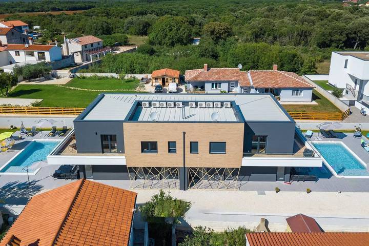 Villa für 16 Personen, mit Pool und Balkon in Pula