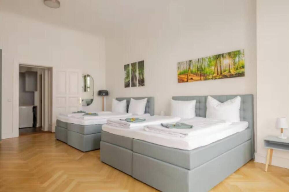 Ganze Wohnung, Spacious 3-Bedroom Apartment for up to 10 Guests in Berlin in Charlottenburg Berlin, Berlin
