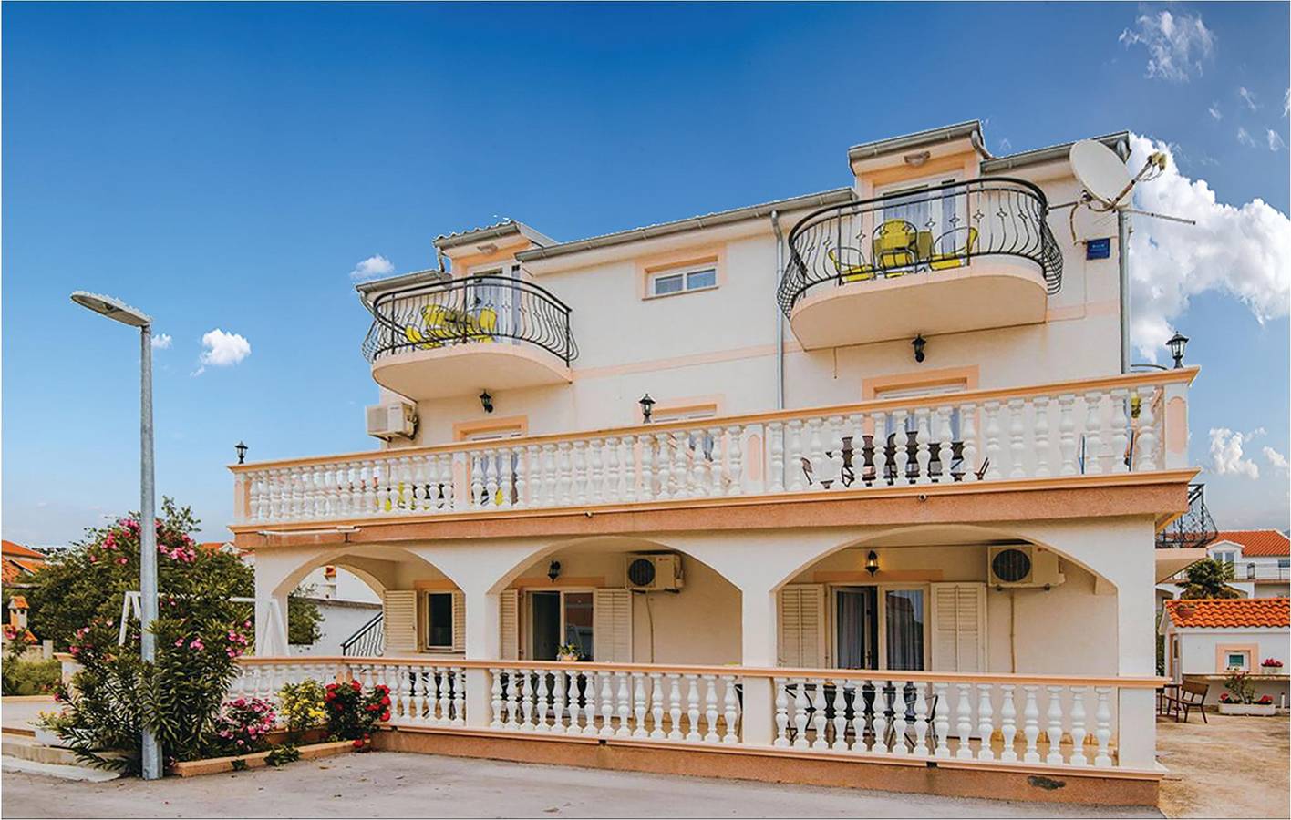Ganze Ferienwohnung, Gemütliche 2-Zimmer-Wohnung mit Terrasse, 900 m vom Strand entfernt, WLAN & Parkplatz in Vodice, Šibenik-Knin