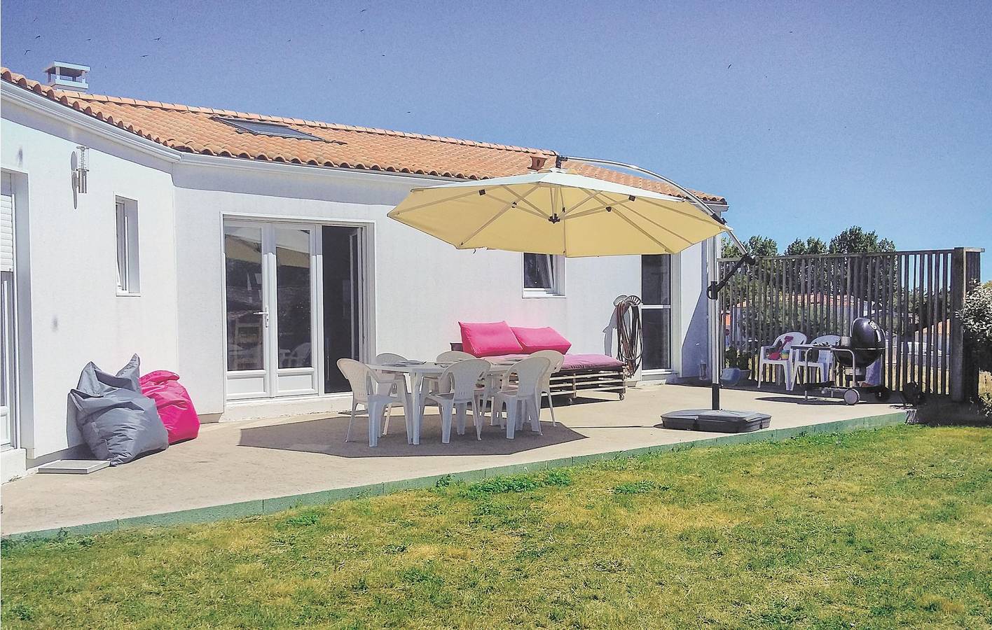Sustainable 115 m² Apartment with Parking & Wifi in Saint-Michel-en-l'Herm, Fontenay-le-Comte