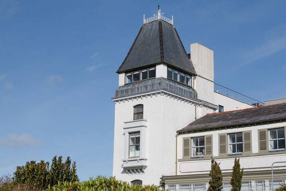 Entire apartment, The Moorings, country holiday cottage, with a garden in Deganwy in Deganwy, Conwy region