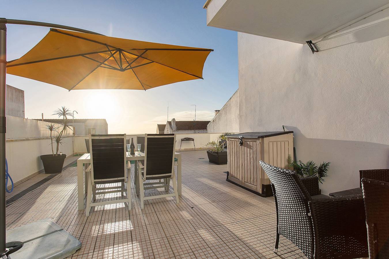 Apartamento entero, Apartamento 'Sunset House Nazaré' con vistas al mar, terraza privada y Wi-Fi in Praia da Nazaré, Nazaré