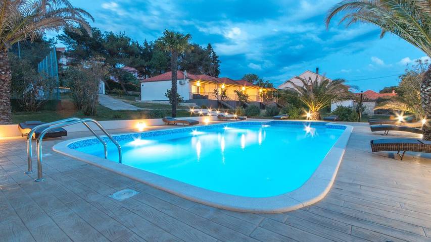 Ferienhaus für 4 Personen, mit Garten und Pool sowie Terrasse in Bibinje