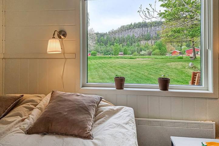 Nice home in Vänersnäs with house a mountain view in Vänersborg, Vänern