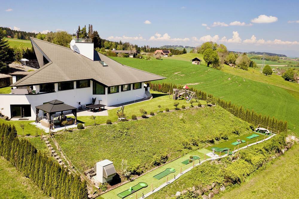 Luxusvilla auf dem Hügel mit Minigolf, Innenpool, Wellness & Spa in Rüeggisberg, Berner Oberland