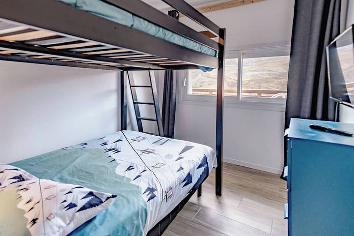 Entire apartment, Superb 16/18 person apartment with sauna, at the foot of the chairlift, WiFi, table soccer in Mont-de-Lans, Les Deux Alpes