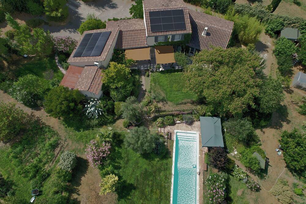 T2 ( partie de villa) indépendant, cosy,  au calme avec terrasse/jardin, parking in Lauris, Parc naturel régional du Luberon