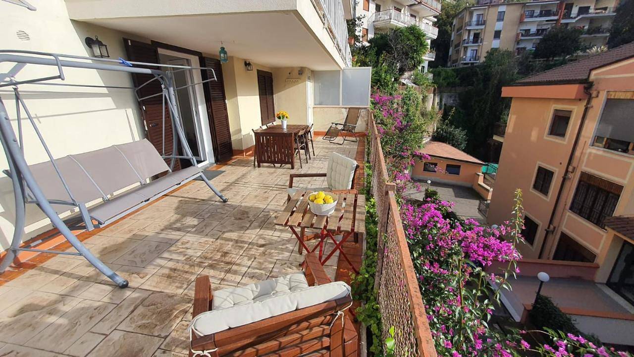 Bedrock in Salerno, Tyrrhenische Küste Kampanien