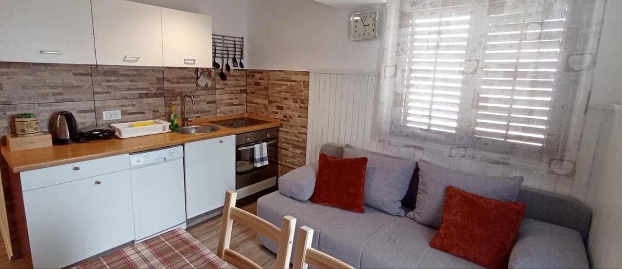 Ganze Wohnung, Two-Bedroom Apartment in Lovinac, Naturpark Velebit