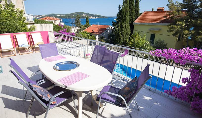 Dom dla 15 osób, z basen i balkon/ taras, zwierzęta dozwolone w Seget Vranjica