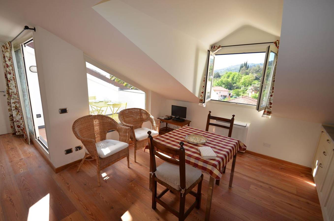 Ganze Wohnung, Helle Altbau-Mansardenwohnung mit romantischer Dachterrasse und Garten in Dolcedo, Dolcedo Gemeinde