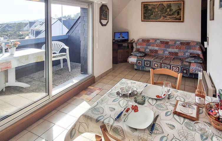 Ganze Ferienwohnung, Apartment mit Meerblick im Obergeschoss mit Parkplatz und WiFi in Clohars-Carnoët, Côte de Cornouaille