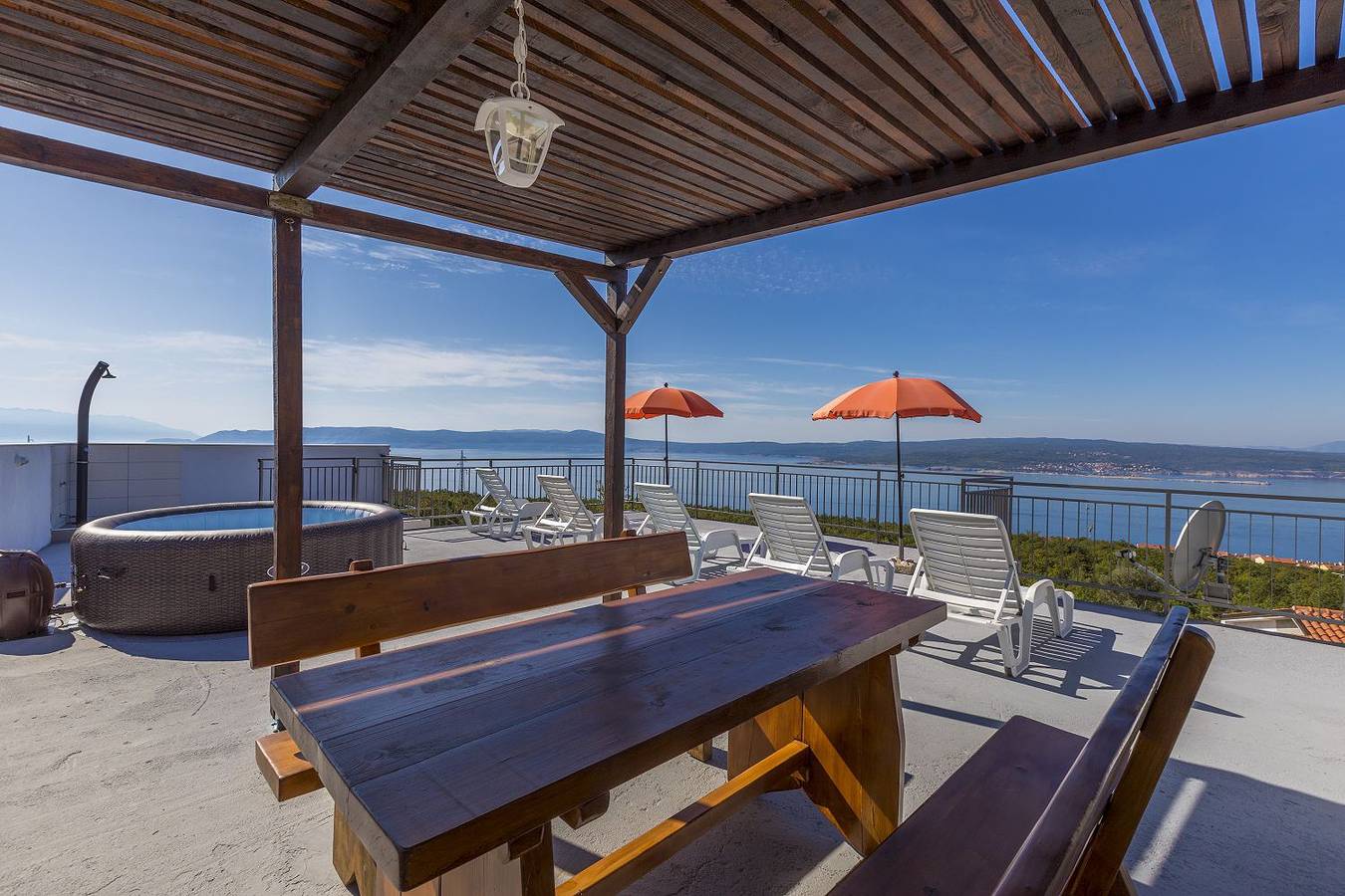 Ganze Wohnung, Beeindruckendes Apartment mit grosser Dachterrasse, Whirlpool, Meerblick, Grill, Aussendusche in Crikvenica, Primorje-Gorski Kotar