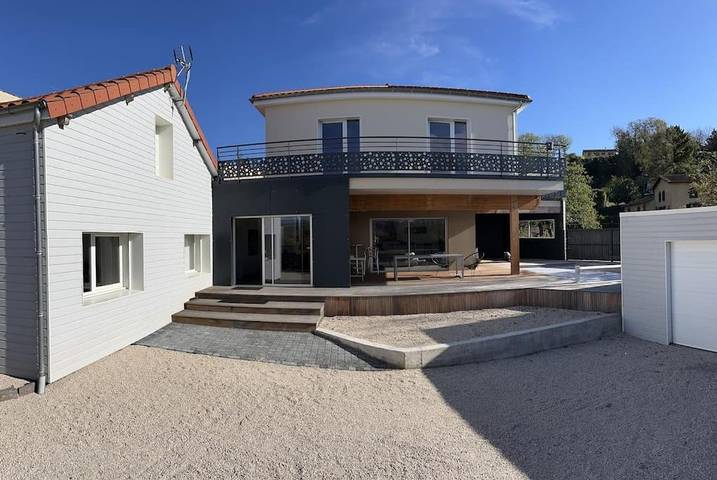 Location de vacances pour 8 personnes, avec piscine et vue ainsi que terrasse et jardin, animaux acceptés à Mirefleurs - 3