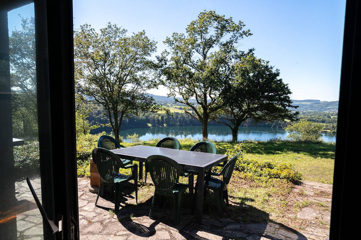 Chalet vue sur le Gour de Tazenat in Charbonnières-les-Vieilles, Parc naturel régional des Volcans d'Auvergne