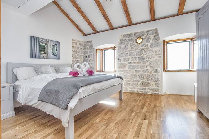 Casa independiente frente al mar.  Completamente renovado en 2017. 3 B, 2Hab in Tivat, Bay of Kotor
