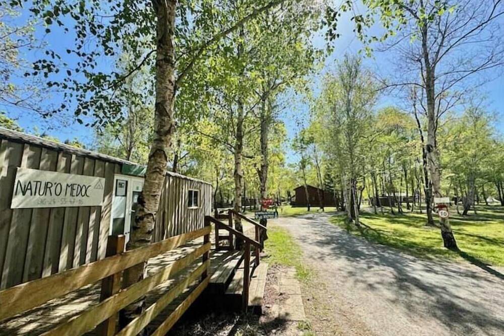 La Roulotte Blue: Charm and nature in the heart of the Médoc, close to the ocean! in Naujac-sur-Mer, Lesparre-Médoc region
