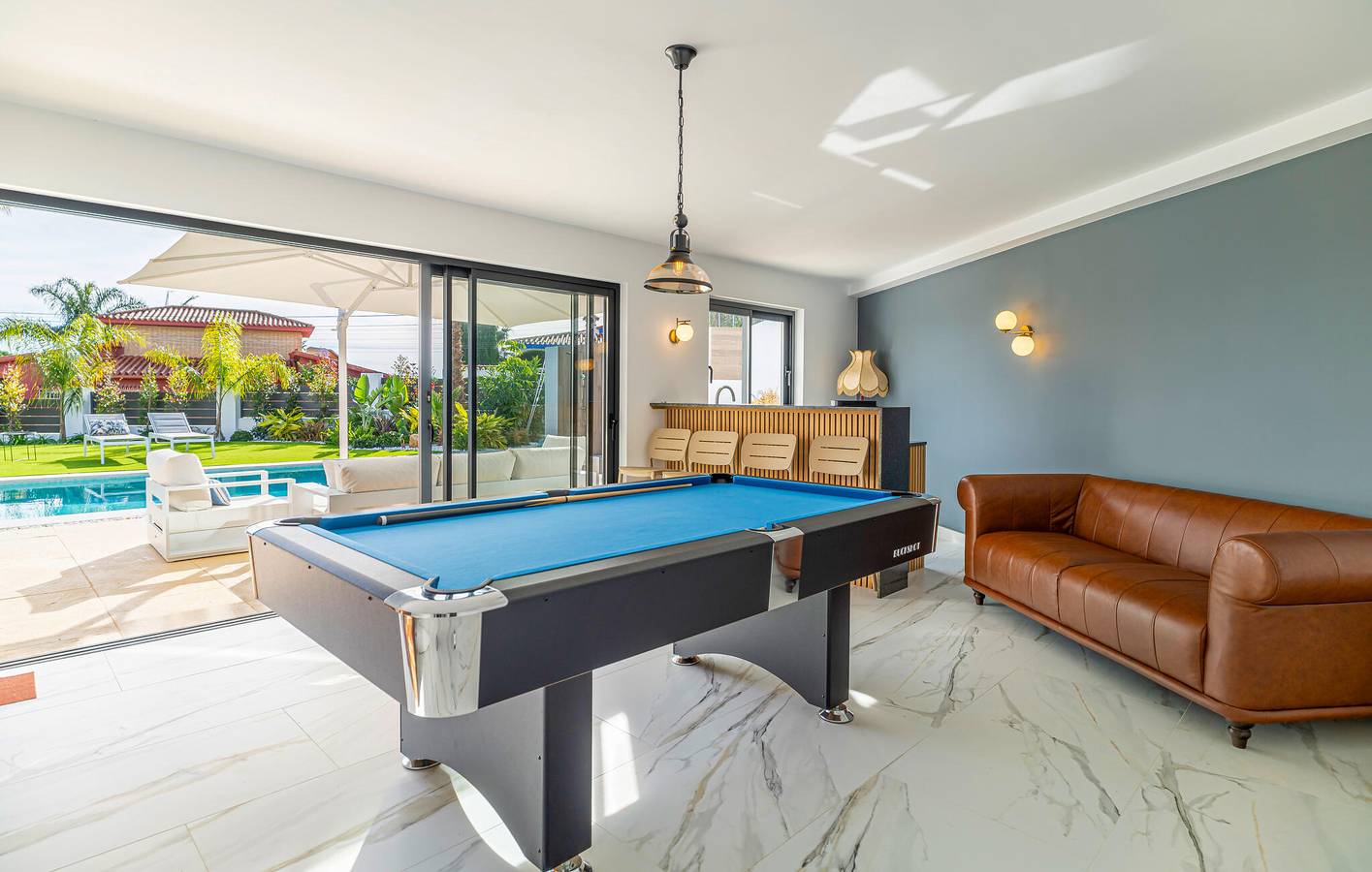 Apartamento con vistas al mar, piscina y aparcamiento, a 800 m de la playa in Benalmádena Costa, Benalmádena