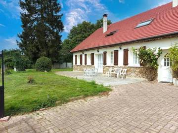 Gîte pour 15 personnes, avec piscine ainsi que jardin et terrasse à La Bazoche-Gouet
