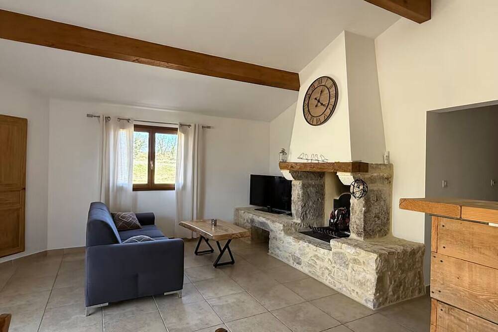 Gîte, situé dans un mas en Pierre, climatisation et piscine, lieu calme. in Bessas, Ardèche