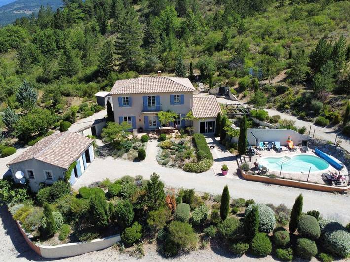 Gîte pour 12 personnes, avec jardin ainsi que piscine et terrasse dans la Drôme