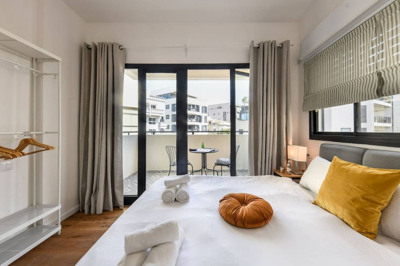 Appartement entier, Homey 2 Br Apt w Spacious Balcony 5-min from Beach in Tel Aviv, District de Tel Aviv