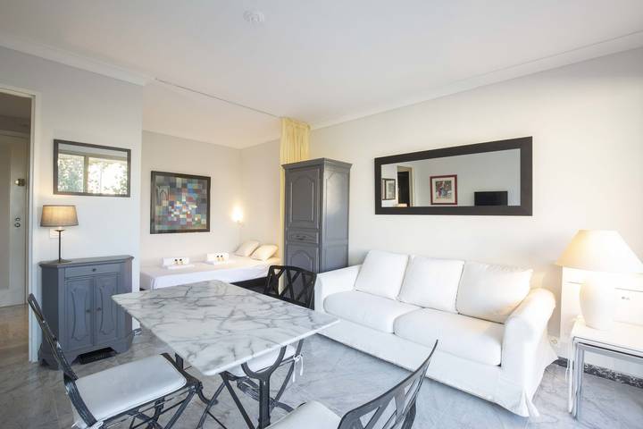 Gîte pour 3 personnes, avec terrasse et piscine, adapté aux familles dans Plage de la Salis - 3