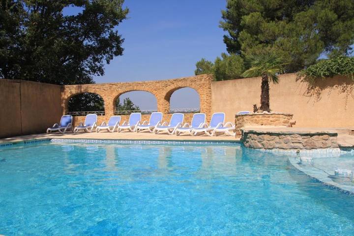 Gîte pour 8 personnes, avec jacuzzi ainsi que jardin et piscine à Sabran