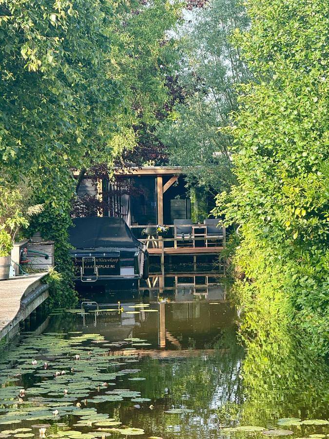 Vakantiehuis voor 2 personen, with Whirlpool and Terras as well as Tuin and Zwembad in Nieuwkoop