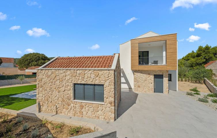 Cozy 160m² Apartment with WiFi, AC, Parking & Terrace near Dining! in Sibenik, Šibenik-Knin