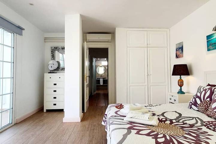 Geräumiges Ferienhaus mit drei Schlafzimmern und Pool in La Caleta, Adeje