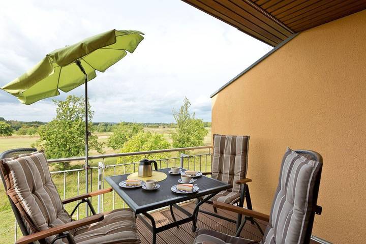 Hütte für 4 Personen, mit Balkon und Garten sowie Ausblick in Göhren-Lebbin, Mecklenburgische Seenplatte