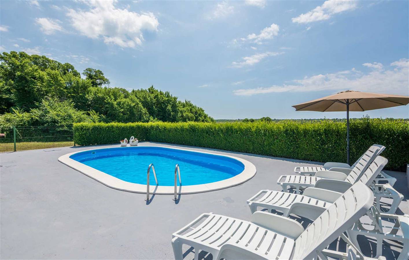 Holiday house Flora with pool in Poličnik, Zadar