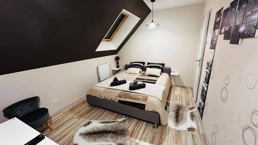 Location de vacances pour 3 personnes, avec piscine ainsi que vue et jardin à Brette-les-Pins - 2