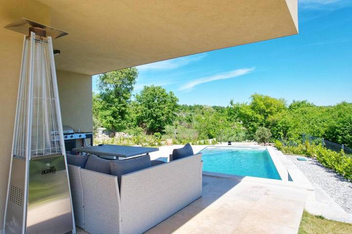 Location de vacances pour 6 personnes, avec terrasse ainsi que piscine et vue à Tinjan - 3