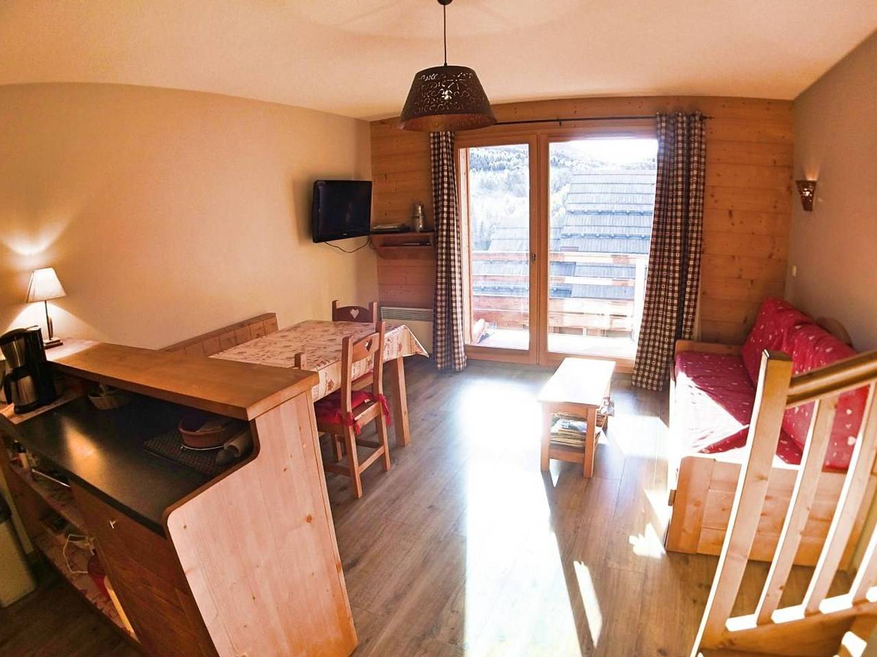 Entire apartment, Cozy Duplex 3-Room Apartment with Balcony, Pool & Parking in Vars Les Claux – 6 Guests in Vars, Briançon region